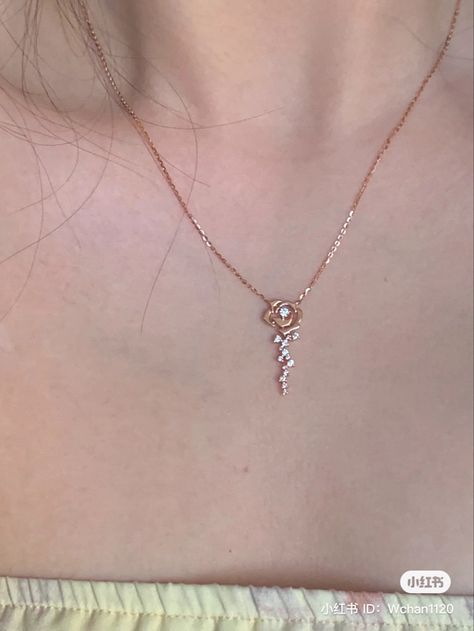 Pendent Chain Designs, Gold Jewelry Simple Necklace Classy, Diamond Necklace Simple Classy, Classy Jewelry Gold, Pendent Design, Pink Footwear, Aesthetic Heels, Simple Necklace Designs, Trending Aesthetic