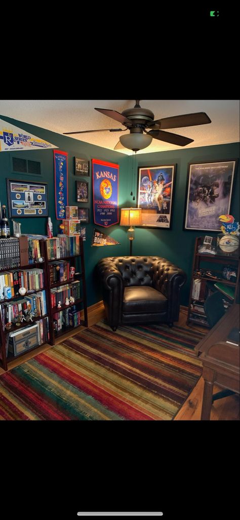 Small Bedroom Men, Man Cave Office Ideas, Sports Memorabilia Room, Small Man Cave Ideas, Small Man Cave, Geek Room, Small Game Rooms, Nerd Room, Home Music Rooms