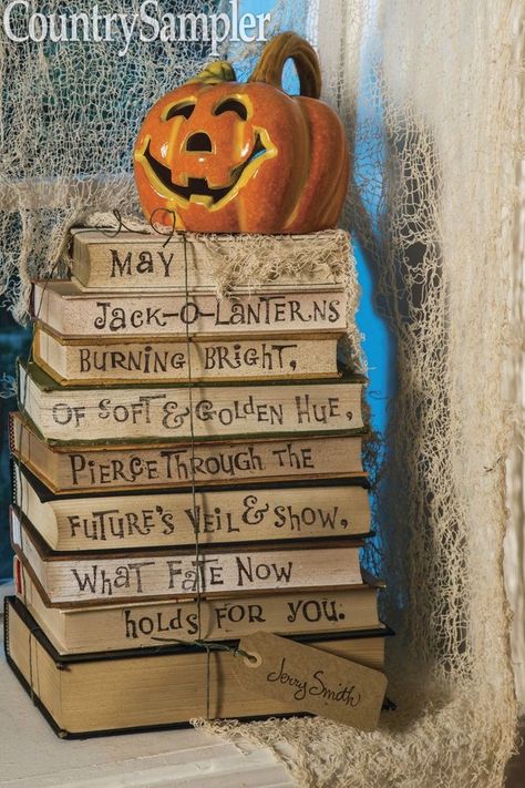 Halloween Book Art, Halloween Book Stacks, Halloween Book Display, Halloween Book Covers, Diy Halloween Books, Library Halloween, Book Edges, Stack Books, Rustic Halloween