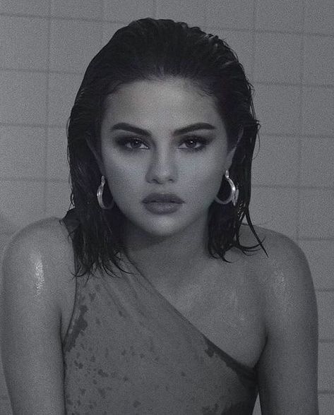 8,783 curtidas, 35 comentários - ☆ ☆ ☆ (@sexlikeselena) no Instagram: “i really love how mostly every picture of selena looks like it could have come from a photoshoot 🔥…” Selena Gomez Photoshoot, Selena Gomez Cute, Selena G, Marie Gomez, White Photo, Selena Gomez, Wolves, Singers, Queen