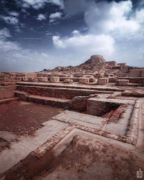 Mohenjo Daro,  built in the 26th century BCE, one of the largest cities of the ancient Indus Valley Civilization and one of the world's… Pakistan History, Harappan Civilization, Mohenjo Daro, Ancient Artefacts, Book Art Projects, Indus Valley, Indus Valley Civilization, Architecture History, Event Poster Design