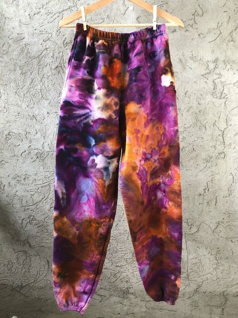 Diy Tie Dye Techniques, Diy Tie Dye Designs, Grunge Chic, Dye Patterns, Hand Dyed Silk Ribbon, Tie Dye Fashion, How To Tie Dye, Tie Dye Techniques, Hand Painted Fabric