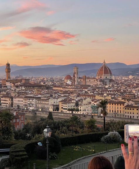 Florence Italy Architecture, Study Abroad Florence Italy Aesthetic, Living In Rome Aesthetic, Europe Study Abroad Aesthetic, Florence Italy Photography, Study Abroad Florence, Florence Italy Aesthetic, Italian Study, Florence Summer