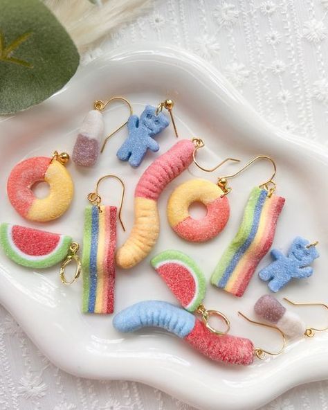 Diy Earrings Polymer Clay, Clay Diy Projects, Clay Crafts Air Dry, Funky Earrings, Cute Polymer Clay, Clay Jewelry Diy, Cute Clay, Funky Jewelry, Diy Clay Crafts