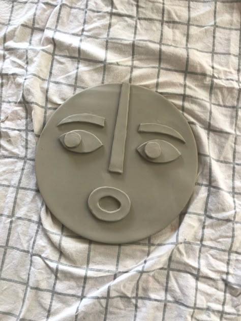 Simple Sculpture Art, Pottery Faces Sculpture, Ceramic Masks Ideas Easy, Clay Masks Ceramics, Clay Mural Art Ideas, Ceramic Masks Ideas, Ceramics Mask, Ceramic Masks, African Pottery