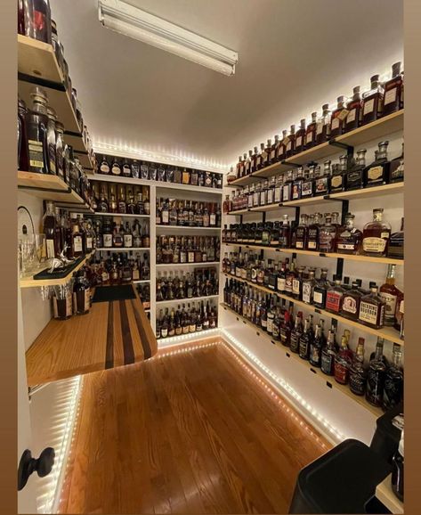 Bar Wall Design, Home Lounge Room Bar, Bar Lounge Room, Wine Room Design, Bar Nook, Whiskey Lounge, Bourbon Room, Diy Wall Design, Whiskey Room