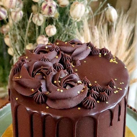 Bakey Bakes on Instagram: "A simple chocolate beauty for this evening’s post! No frills, just one good ass fudgy chocolate cake with chocolate ganache buttercream, chocolate drip ganache, crescent shaped piping work and of course some cute little gold stars because you know I can’t resist a little sparkle. ✨ Using super high quality @guittardchocolate for every component 🍫" Chocolate Ganache Buttercream, Ganache Buttercream, Chocolate Cake With Chocolate Ganache, Fudgy Chocolate Cake, Golden Birthday Cakes, Cake With Chocolate Ganache, Buttercream Chocolate, Chocolate Gold, Birthday Cake Chocolate