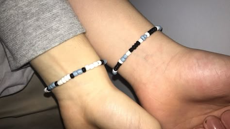 Diy Couple Bracelets How To Make, Homemade Couples Bracelets, Beaded Accessories For Men, Matching Jewelry For Couples Diy, Homemade Bracelet For Boyfriend, Couple Bracelet Beads, Homemade Matching Bracelets, Boyfriend Bracelet Diy Beads, Couples Matching Bracelets Beads