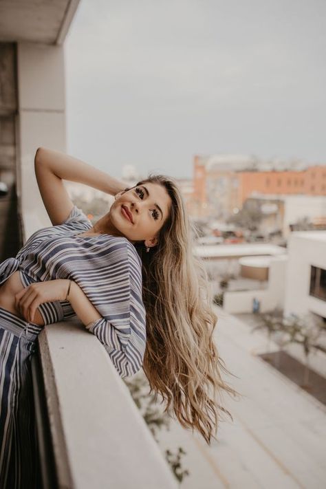 Balcony Portrait Photography, Photos On Balcony, Senior Parking Garage Photoshoot, Pose In Balcony, Parking Garage Photography, Parking Garage Portraits, Rooftop Garage Photoshoot, Parking Garage Senior Pictures, Rooftop Senior Pictures