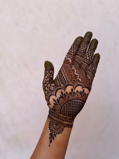 Outside Mehndi Designs, New Mehndi Designs Palm, Simple Mehendi Palm Design, Little Hand Mehndi Design, Full Hand Palm Mehndi Designs, Mehndi Art Designs Easy Simple, Mehendi For Karvachauth, Tredisnal Mehandi Design, Mehndi Art Designs Front Simple Easy