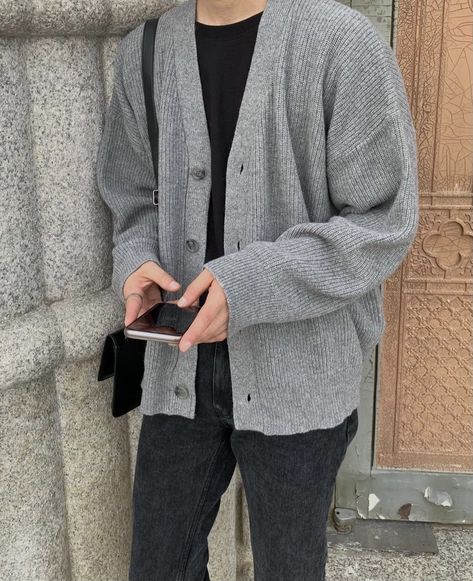 Gray Cardigan Outfit Men, Mens Cardigan Outfit, Cardigan Outfit Men, Cardigan Styling, Outfits With Grey Cardigan, Clean Outfit, Outfit Cardigan, Cardigan Outfit, Trip Outfits