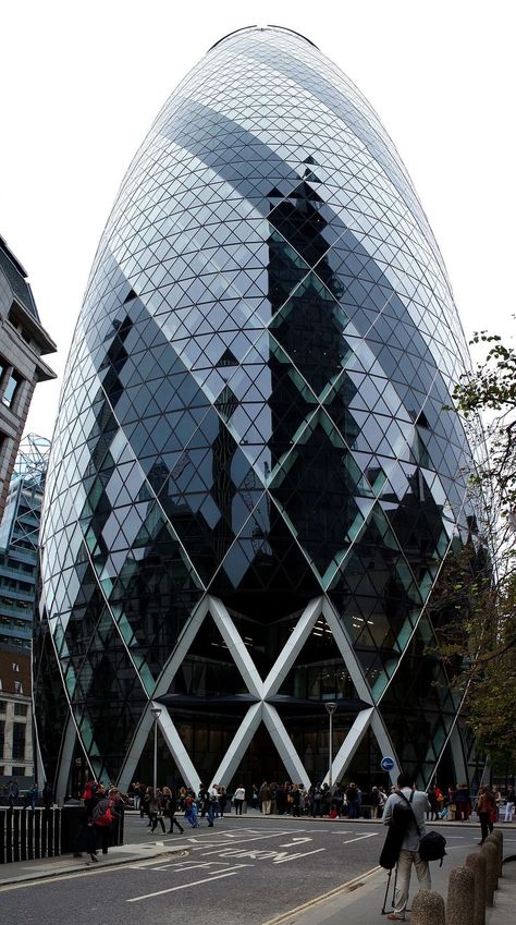 Did you know that 30 St Mary Axe was aerodynamically designed to shield itself from the wind? Also known as the Gherkin, this building is well-known as being part of London’s beautiful skyline. Futurism Architecture, Norman Foster Architecture, Gherkin London, Neo Futurism, The Gherkin, Louvre Pyramid, Circular Buildings, Street Installation, Architecture Company