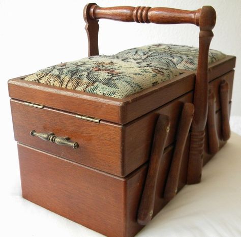 Sewing Studio Organization, All Wood Furniture, Wooden Sewing Box, Vintage Sewing Box, Vintage Sewing Notions, Vintage Boxes Wooden, Trendy Sewing, Vintage Sewing Machine, Vintage Sewing Machines