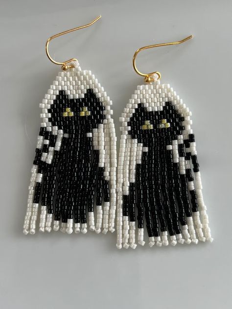 Black Cat W/ Yellow Eyes, Shimmery Cream Beaded Fringe Earrings Halloween Miyuki Japanese Glass Delica Beads Approx. 6 Cm 2.25 In. - Etsy Halloween Beaded Earrings, Halloween Beading, Halloween Beaded Jewelry, Beaded Projects, Earrings Patterns, Beaded Fringe Earrings, Cat Bead, Halloween Beads, Earrings Halloween