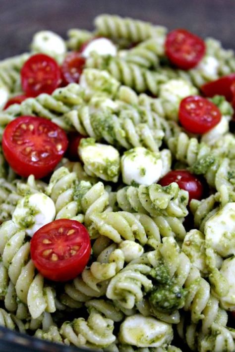 10 Amazing Pasta Salad Recipes - Love to be in the Kitchen Christmas Pasta, Spiral Noodles, Resep Pasta, Resep Salad, Pesto Pasta Salad, Salad Pasta, Pesto Chicken Pasta, Summer Side Dishes, Pesto Pasta