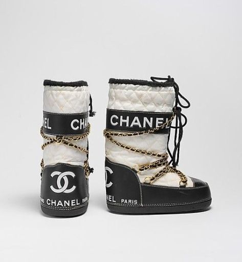 Money Couple, Chanel Boots, Ski Outfit, Ski Fashion, Skiing Outfit, Mommy Style, Chanel Accessories, Moon Boots, Ski Boots