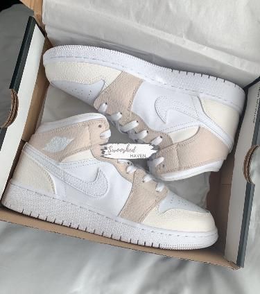 Jordan 1 Mids, Trendy Shoes Sneakers, Nike Shoes Girls, Preppy Shoes, Jordan Shoes Girls, Jordan Shoes Retro, All Nike Shoes, Nike Air Shoes, Cute Nike Shoes