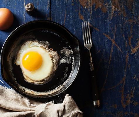 Fried Egg in Air Fryer - Fork To Spoon Cast Iron Skillet Cooking, Cast Iron Care, Cook Eggs, Best Cast Iron Skillet, Cast Iron Cleaning, Iron Skillet Recipes, Seasoning Cast Iron, Skillet Cooking, Lodge Cast Iron