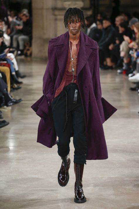 The complete Ann Demeulemeester Fall 2018 Menswear fashion show now on Vogue Runway. Winter Pullover Outfits, Mens Fashion 2018, Mens Fashion Fall, Trending Fashion Outfits, Fashion Runway, Menswear Fashion, Ann Demeulemeester, Mens Winter Fashion, Mode Inspo