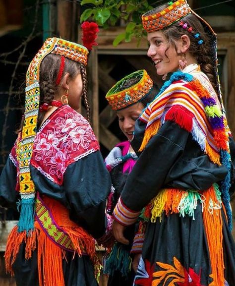 Pakistan Vintage, Kalash Valley, Pakistan Art, Mixed People, Pakistani Culture, Mughal Paintings, Khyber Pakhtunkhwa, Asian Outfits, World Cultures