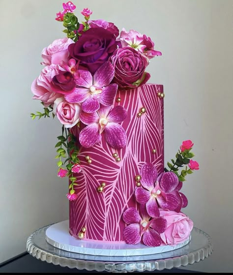 Purple Cake With Flowers, Cake With Flowers On Top, Pink And Purple Cake, Floral Cake Birthday, Cakes For Weddings, Pink Cakes, Purple Cake, Cake With Flowers, Gold Birthday Cake