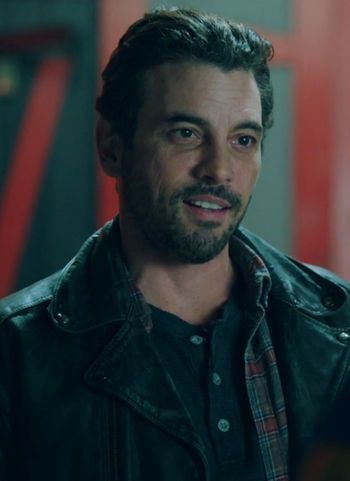 Fp Jones, Build A Story, Skeet Ulrich, Bughead Riverdale, Attracted To Someone, Hot Dads, Scream Movie, Book People, Smash Book