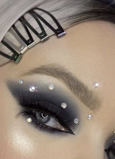 Eye Gems, Face Gems, Black Eyeshadow, Alternative Makeup, Gothic Makeup, Trendy Makeup, Eye Makeup Tips, Kiss Makeup, Makeup Goals