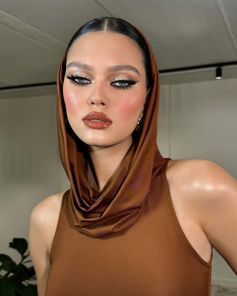 Make A Statement With This Spicy Dune Inspired Makeup Runway Looks Makeup, Dune Makeup Look, Metal Festival Makeup, Desert Eyes Makeup, Dune Inspired Makeup, Desert Makeup Looks, Dune Fashion Aesthetic, Dune Halloween Costume, Dune Inspired Fashion