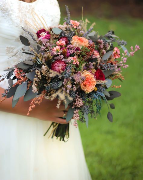 Fall Garden Bouquet, Burgundy And Green Wedding, Fall Flower Bouquets, Wedding Bouquet Autumn, Autumn Flower Bouquet, Wild Flowers Bouquet, Autumn Wedding Bouquet, Dried Wedding Bouquet, Meghan Wedding