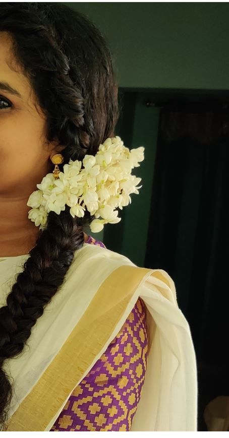 Simple braid style for saree Hair Curly Hairstyles, Easy Braid Styles, Simple Braid, Jasmine Hair, Saree Hairstyles, Flower Braids, Quick Braided Hairstyles, Half Saree Designs, Saree Photoshoot