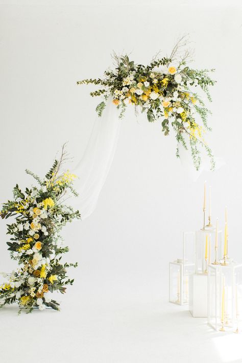 Pale Yellow Weddings, Yellow White Wedding, Flower Arch Wedding, Decor Photobooth, Yellow Wedding Decorations, White Wedding Arch, Yellow Wedding Theme, Lemon Wedding, Floral Arch Wedding