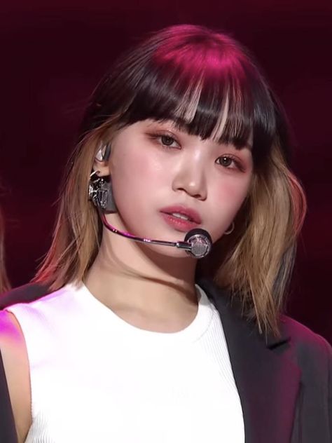 Kpop Hair Color, Blonde Streaks, Kpop Hair, Kim Chaewon, Aesthetic Grunge Outfit, Cut Her Hair, Mullet Hairstyle, New Hair Colors, Hair Inspo Color