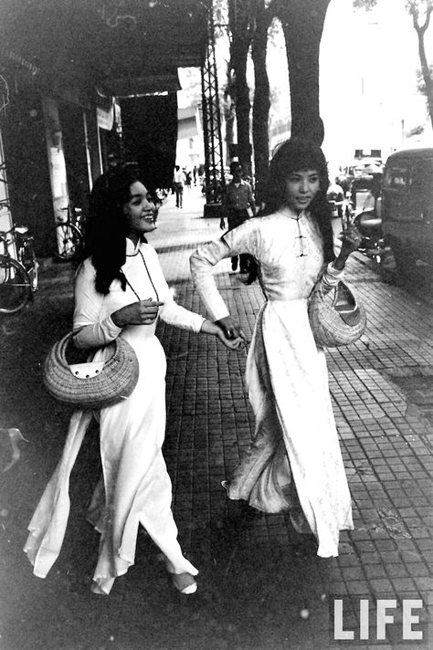 I was going through a giant archive of old photographs (yes another one), mostly taken by Westerners over in Vietnam during the war, when I started to develop a very unexpected style crush. Who knew Mod fashion made it to 1960s Vietnam? As it turns out, until the early 1970s, before the fall of Saig Vietnam Aesthetic, Vietnam Tattoo, Ancient Vietnam, Good Morning Vietnam, Vietnam Fashion, Ao Dai Vietnam, Vietnam History, Saigon Vietnam, Vietnamese Traditional Dress