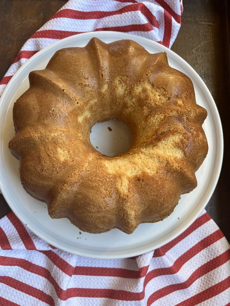 Cold Oven Pound Cake and Strawberries Cold Oven Pound Cake, Strawberry Gluten Free, Kentucky Butter Cake, Angel Food Cake Pan, Buttermilk Cake, Recipe Gluten Free, Pound Cake Recipe, Gluten Free Menu, Pound Cake Recipes