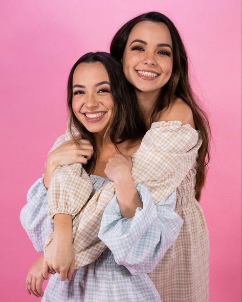 Merrell Twins 💞💞💞💗💗Roni and Nessa 💗 Merrill Twins, Merell Twins, Veronica And Vanessa, Twins Instagram, Vanessa Merrell, Twins Posing, Dreadlocks Men, Famous Twins, Merrell Twins