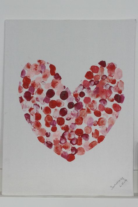 This family fingerprint heart art canvas is so simple to make and is perfect for making together as a family. It makes a wonferful Valentines decoration. Heart Crafts Preschool, Kindergarten Valentine Crafts, St Dwynwens Day, Valentines Day Crafts For Preschoolers, Toddler Valentine Crafts, Fingerprint Heart, Kindergarten Valentines, Fingerprint Art, Easy Valentine Crafts