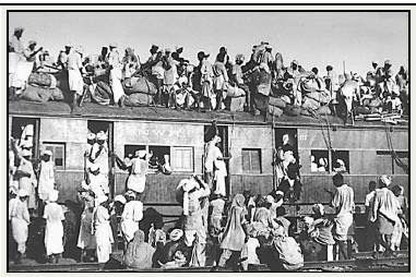 HYDERABAD Once upon a time !: 1947 Trains with people spilling out of compartments Indian Partition 1947, Quide Azam, 1947 India, Pakistan History, भारतीय इतिहास, History Of Pakistan, Mass Migration, Indian Independence Day, East Pakistan