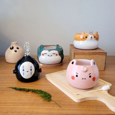 Kawaii Ceramics Ideas, Aesthetic Pinch Pots, Anime Pottery Ideas, Kawaii Pottery Ideas, Ghibli Ceramic Art, Clay Pinch Pot Ideas Pottery, Kpop Pottery, Clay Ideas Pokemon, Nerdy Ceramics