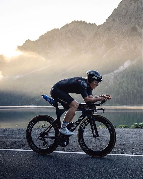 Triathlon Training Aesthetic, Triathlon Aesthetic, Triathlon Photography, Cycling Men, Cycling Inspiration, Cycling Photography, Triathlon Training, Photography Subjects, Bike Run