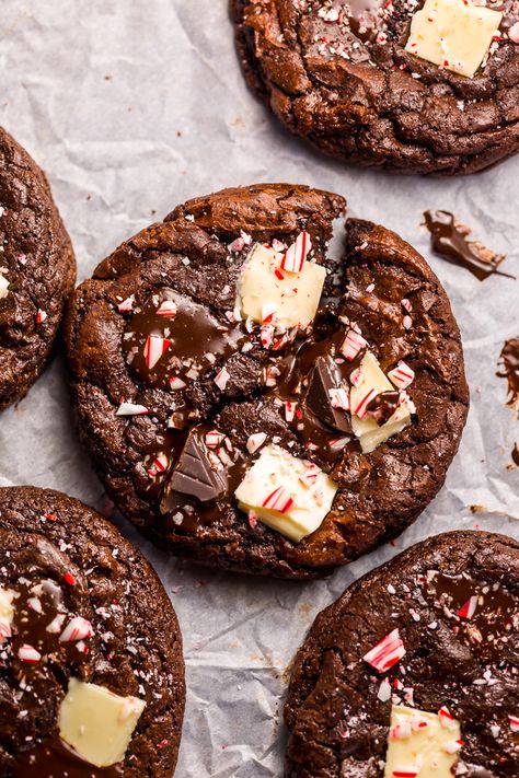 If you enjoy the combination of dark chocolate and perky peppermint, you're going to LOVE these Double Chocolate Peppermint Fudge Cookies! Topped with gooey chocolate chunks, a white chocolate layer, plus crushed candy canes, these cookies are as beautiful as they are delicious! And a must bake this holiday season! Ashley Manila, Chocolate Peppermint Fudge, Frosted Gingerbread, Chocolate Fudge Cookies, Peppermint Recipes, Peppermint Fudge, Baker By Nature, Chocolate Peppermint Cookies, Christmas Baking Recipes