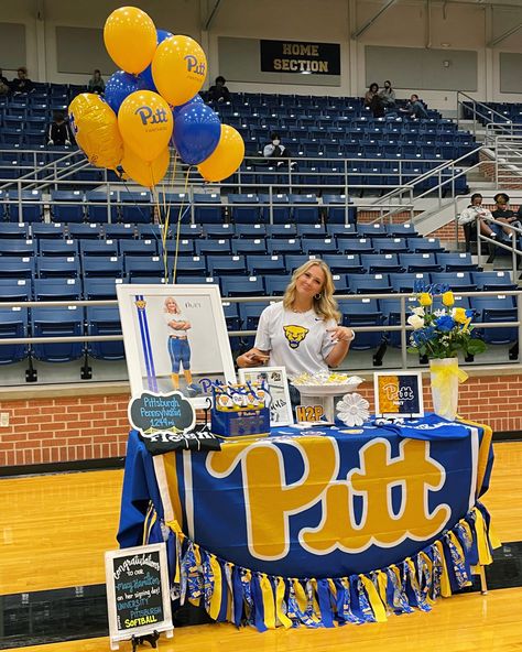 Senior Table Ideas Sports, Signing Table Decor, College Grad Party Decor, College Gift Guide, Signing Ideas, College Signing Day, Softball Sign, Life Milestones, National Signing Day