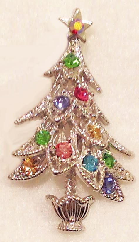 Christmas Tree Pin After Vintage Hollycraft Vintage Design - Antique & Collectible Exchange Diy Earrings Pearl, Contemporary Christmas Tree, Iconic Christmas, Jeweled Christmas Trees, Christmas Bling, Jeweled Christmas, Jewelry Christmas Tree, Vintage Jewelry Art, Holiday Pins