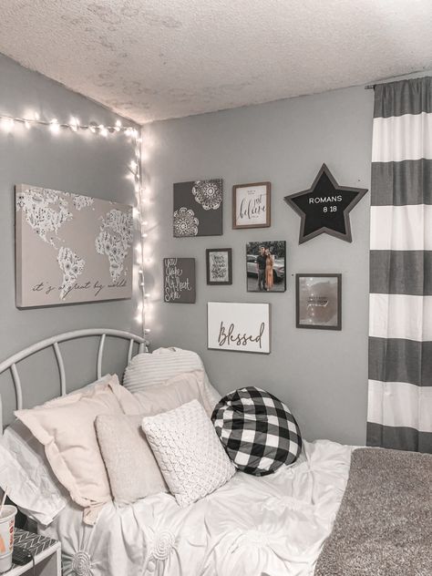 Gray Teenage Girl Bedroom, Adult Room Ideas Bedrooms, Gray Teen Bedroom, Young Adult Bedroom, Girls Bedroom Grey, Teenage Girl Bedrooms, Teen Girl Rooms, Adult Bedroom, Cute Bedroom Ideas