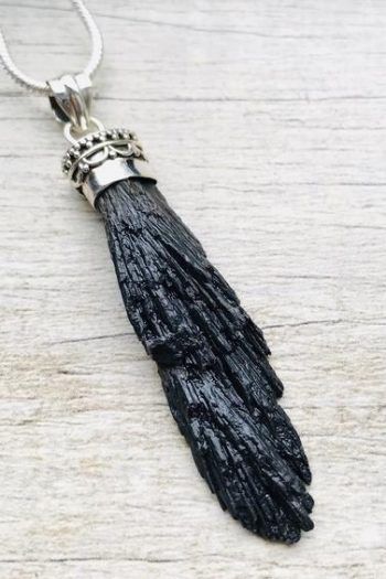 Gift Ideas Jewelry, Black Kyanite, Kyanite Necklace, Diy Pendant Light, Handmade Gift Ideas, Blue Crystal Necklace, Beautiful Pendant Necklace, Raw Gemstone Jewelry, Unique Pendant Necklace