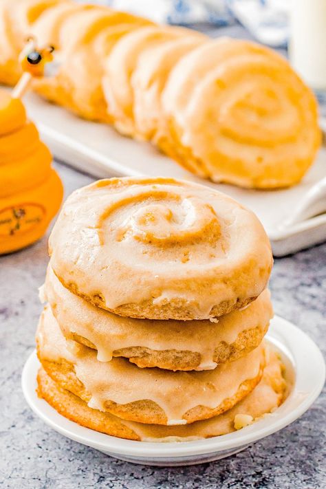 Honey Bun Cookies (Crumbl Cookies Copycat) - Soft and chewy with a warm buttery cinnamon flavor, these cookies resemble a classic Honey Bun with their fun swirl on top! The sweet honey glaze makes them IRRESISTIBLE! This EASY Crumbl Cookies copycat recipe will become a family FAVORITE! Honey Bun Cookies, Confetti Cake Cookies, Cookies Crumbl, Crumble Cookie Recipe, Crumbl Cookies, Honey Bun, Big Cookie, Honey Buns, Soft Sugar Cookies