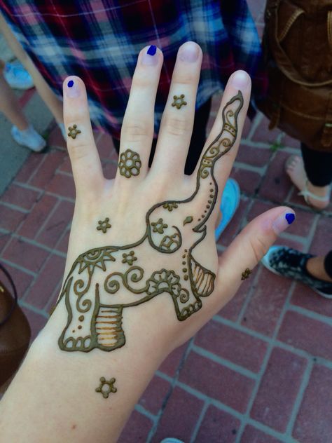 Henna Designs Elephant Easy, Elephant Henna Tattoo, Animal Henna Designs, Elephant Henna Designs, Henna Animals, Elephant Henna, Disney Henna, Henna Black, Henna Elephant