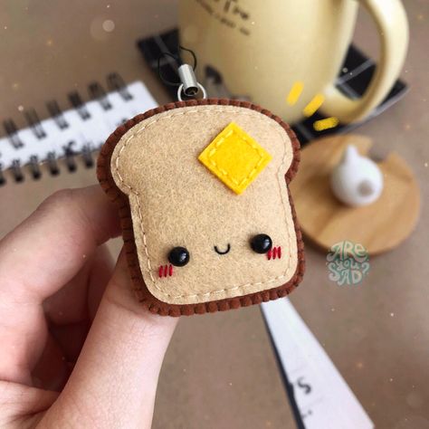 Felt Toys Diy, Felt Keychain, Felt Toys Patterns, Food Charms, Handmade Keychain, Lint Roller, Diy Creative Crafts, Cute Keychain, Diy Keychain