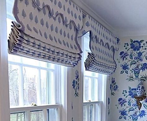 Roman shades with scalloped valance. Chinoiserie Bedroom, Patterned Roman Shades, Art Deco Window, Scalloped Valance, Sliding Door Curtains, Fabric Roman Shades, Dining Room Windows, Drapery Designs, Curtains And Draperies