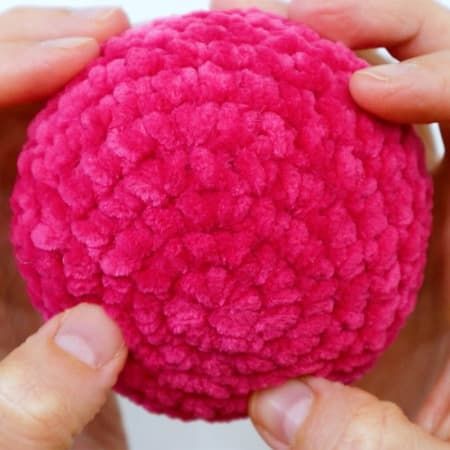 Crochet With Chunky Yarn Free Pattern, Large Crochet Ball Free Pattern, Crochet Ball Tutorial Videos, Crochet Snowballs Free Pattern, Amigurumi Sphere, Chunky Amigurumi Pattern, Free Crochet Ball Pattern, Crochet A Ball Free Pattern, Crochet Balls Free Pattern