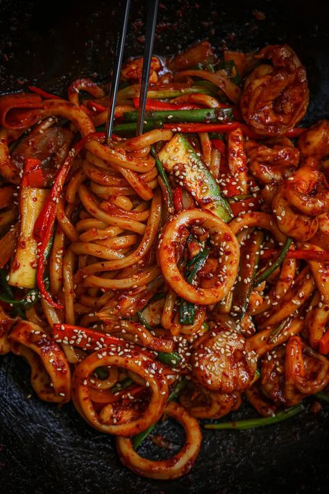 Korean Spicy Garlic Seafood Noodles Recipe & Video - Seonkyoung Longest Seafood Udon, Seafood Noodles, Spicy Noodles, Udon Noodles, Noodles Recipe, Korean Recipes, Salad Pasta, Spicy Food, Noodle Recipes